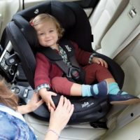 Foteliki samochodowe obrotowe