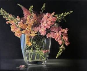Pastel flower arrangement in a glass vase, awarded at the 2023 exhibition.