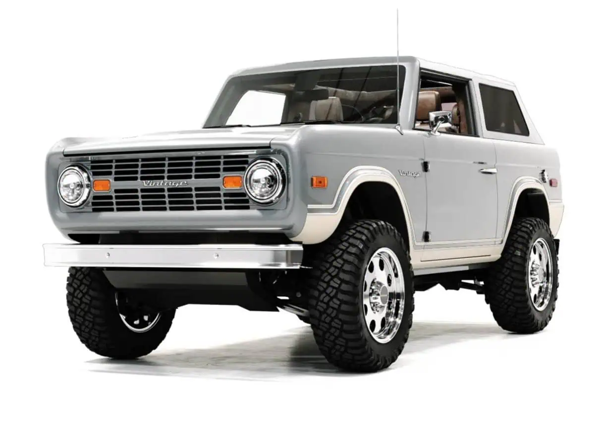 High-quality vintage style SUV vehicle with off-road tires and retro design, perfect for classic car enthusiasts and modern urban explorers. Stylish mix of vintage charm and modern performance.