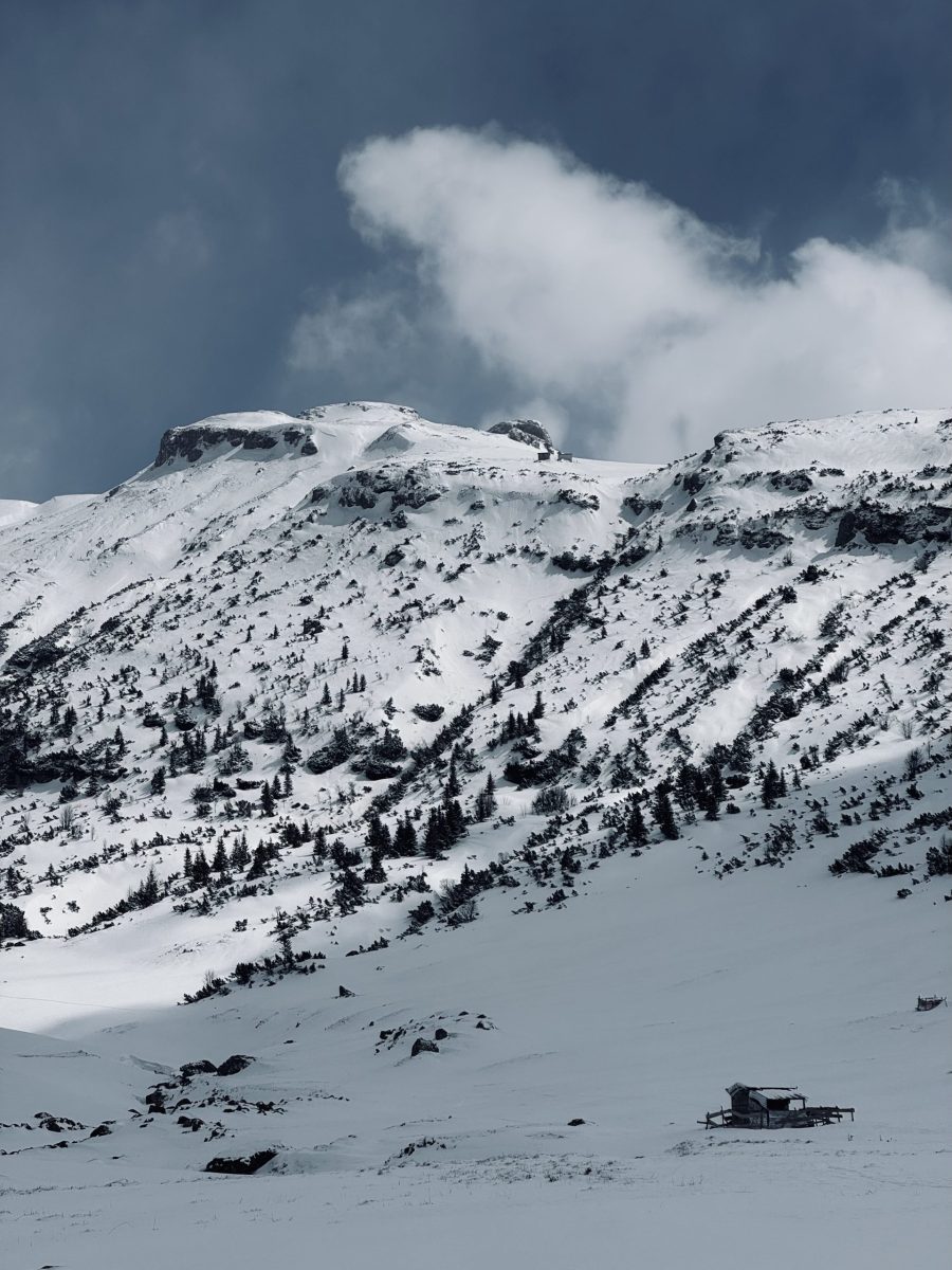 Vârf de munte acoperit cu zăpadă, peisaj montan spectaculos, ideal pentru drumeții și aventuri în na.
