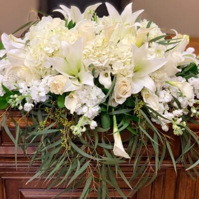 White head table arrangement
