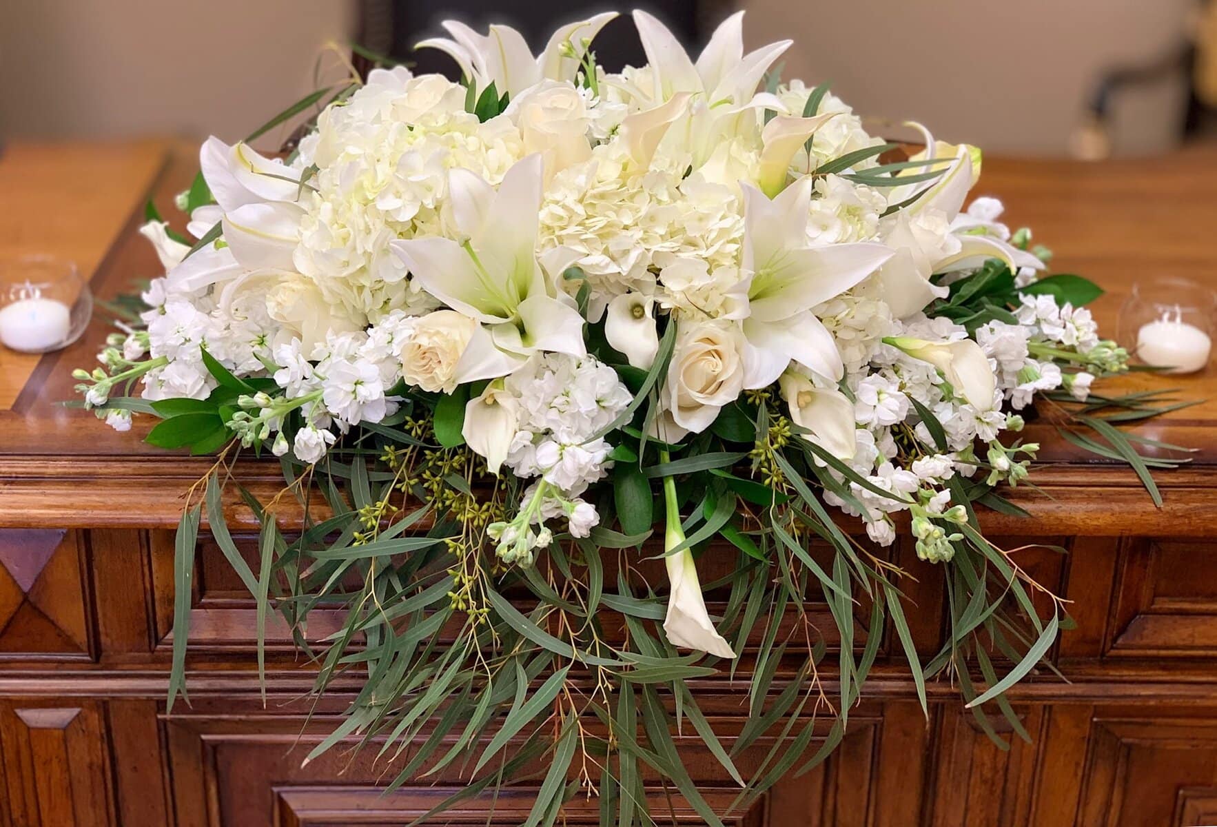 White head table arrangement