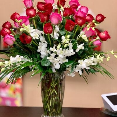 pink roses and red roses in las vegas