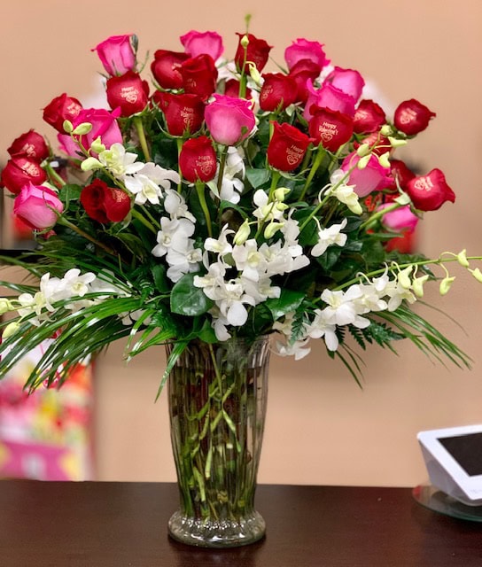 pink roses and red roses in las vegas