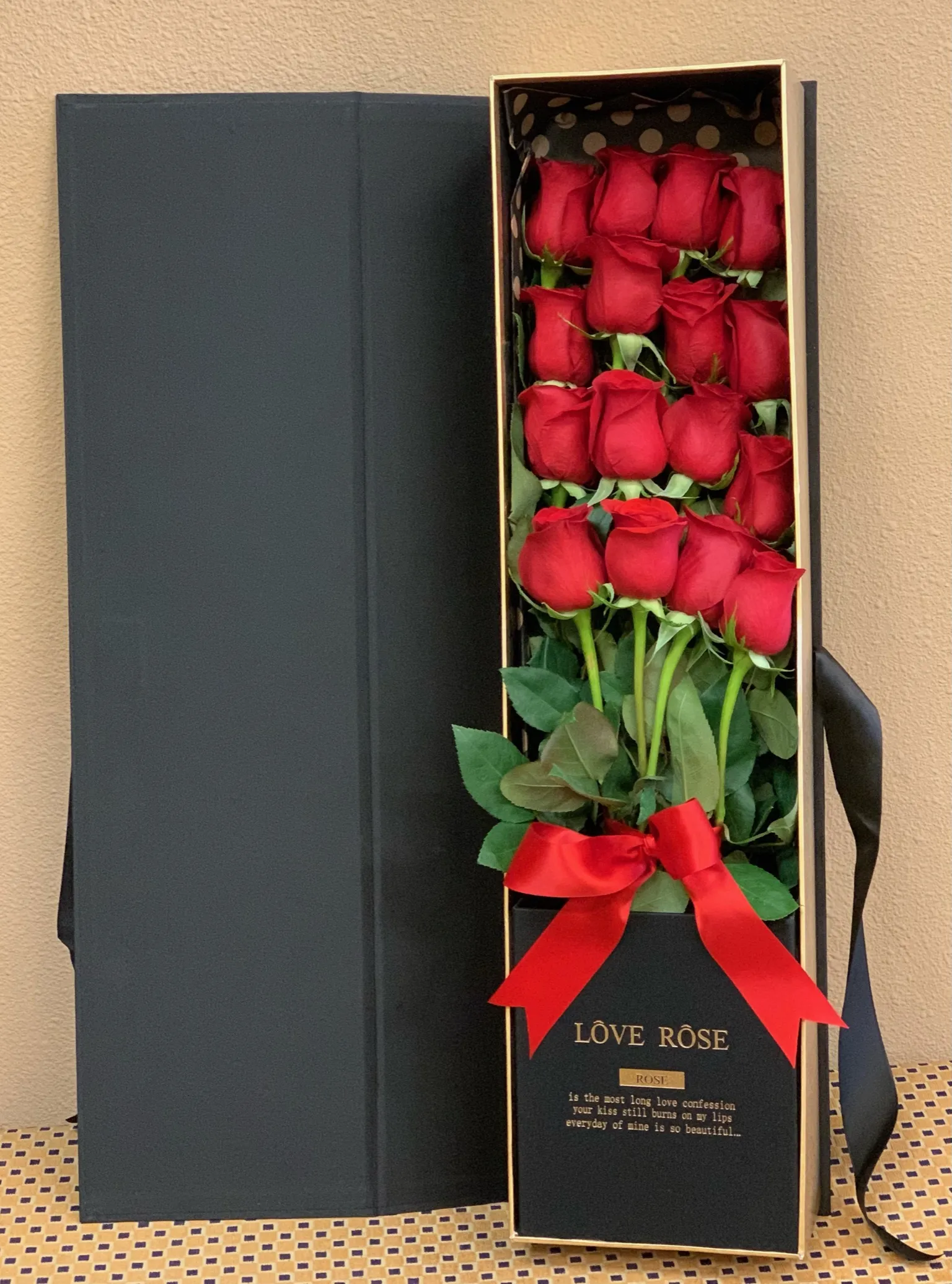LONG STEM RED FRESH ROSES Black Box
