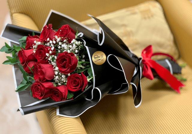12 WRRAPED RED ROSES BOUQUET
