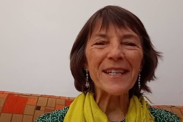 Laura Diuzaboulet: Educadora visual y creadora de la Altergimnasia. Psicóloga y profesora de Antigimnasia formada por Thérèse Bertherat