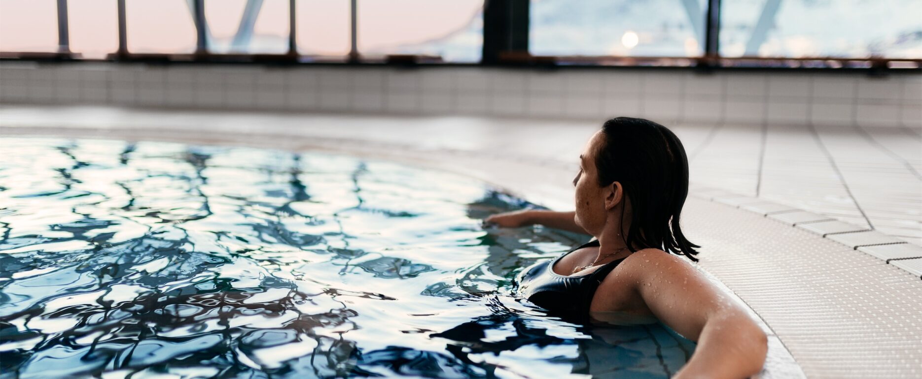 Enjoying sunset in indoor pool Malik. Photo - Rebecca Gustafsson , Visit Greenland