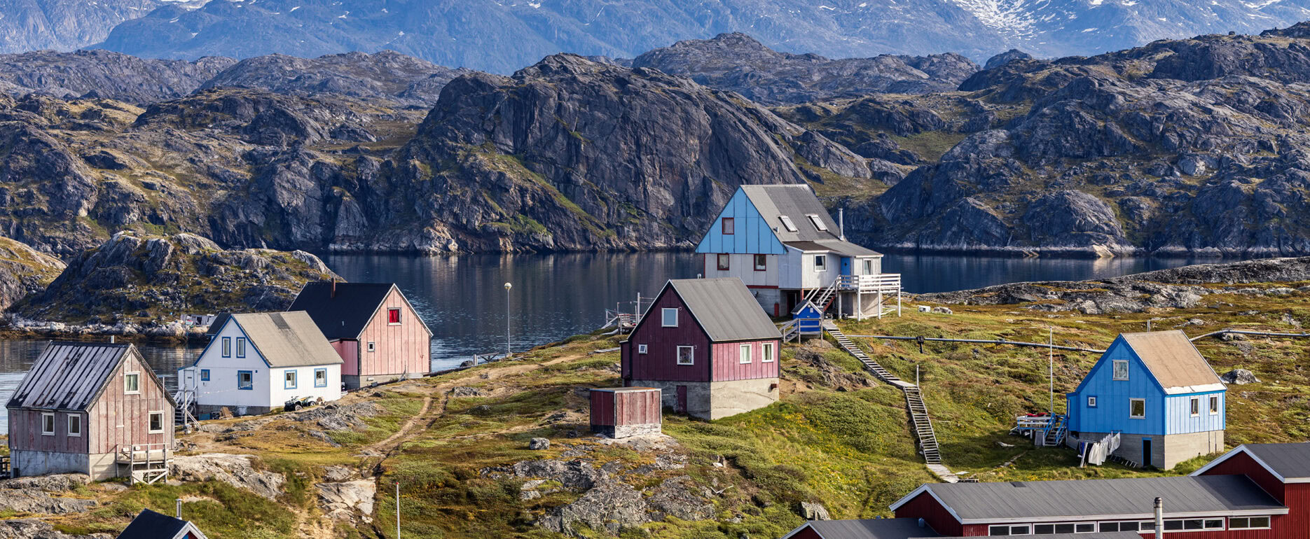 Qeqertarsuatsiaat houses mountain