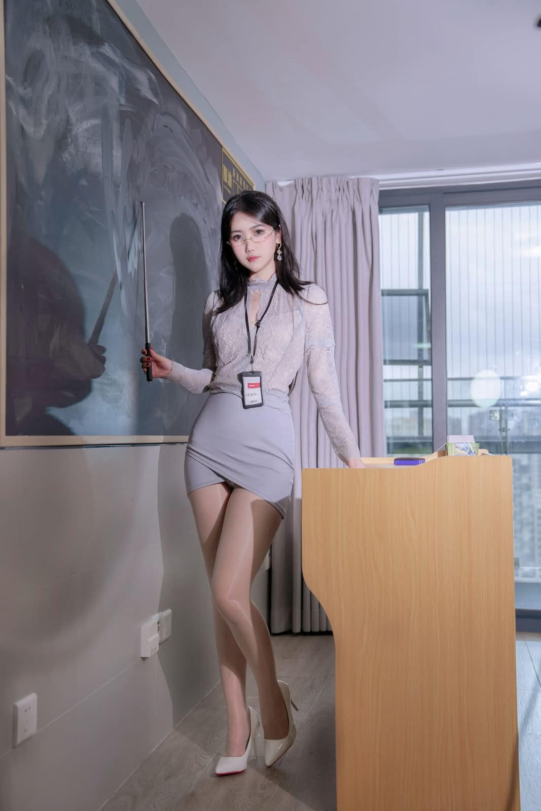 不呆猫|亮丝纯欲教师 COS写真:职系柔熟的细腻韵味 10 不呆猫亮丝纯欲教师COS正面站姿形象