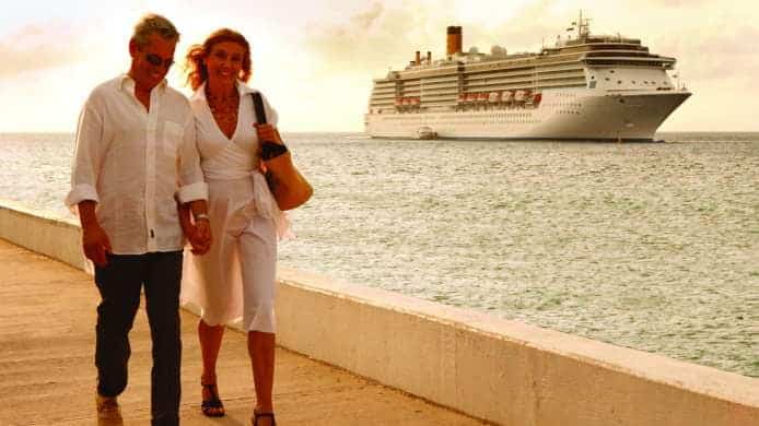 Promenade en mer avec croisière de luxe et paysages marins.