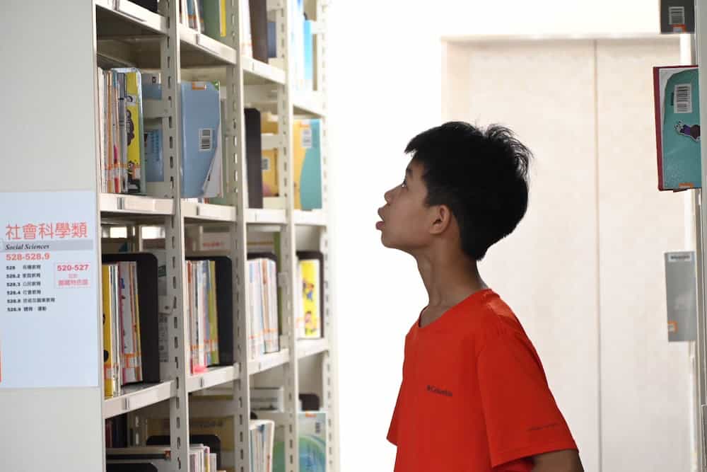 孩子在書架前尋找資料