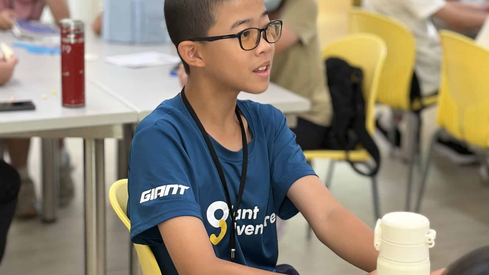 編輯課程紀錄中,一名戴眼鏡的學員專注聆聽與參與討論