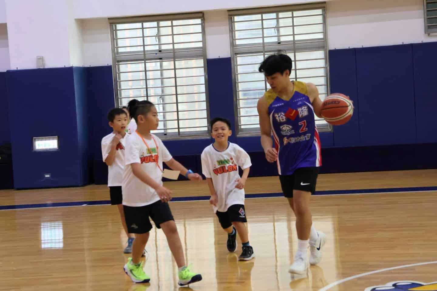 裕隆兒童籃球夏令營學員在球場進行分組訓練
