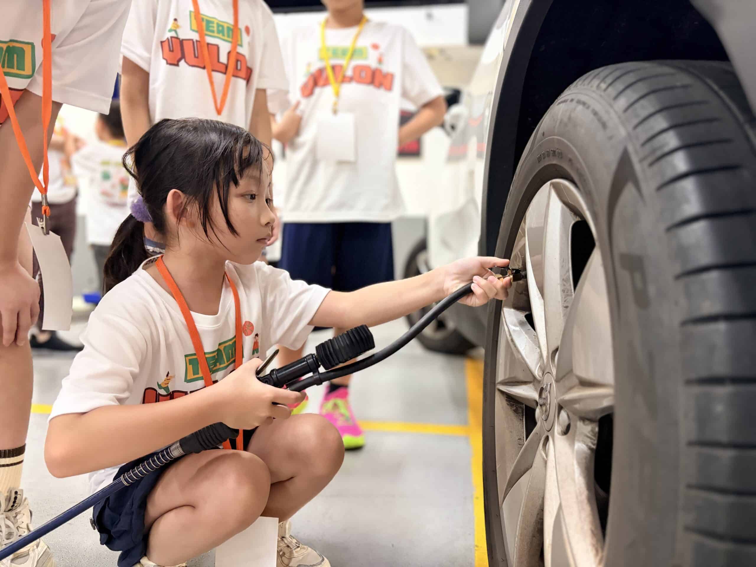 學員觀察車身構造並進行胎紋檢查