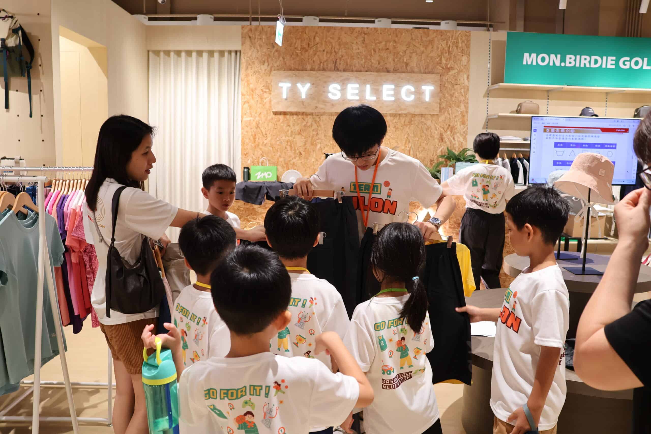 學員在服裝店經理體驗中進行商品陳列與穿搭任務
