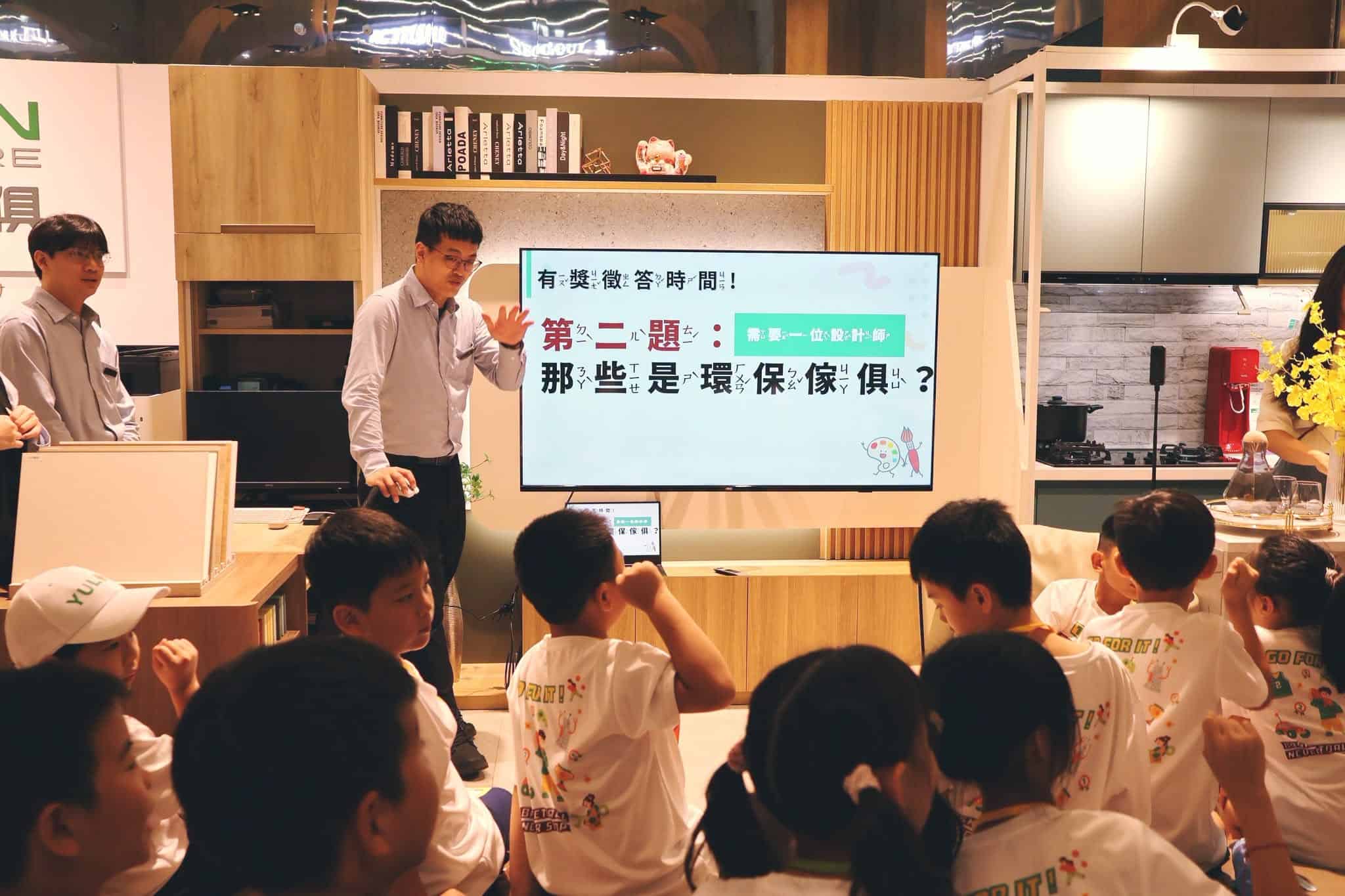 學員依照模擬客戶需求選擇板材並完成空間設計