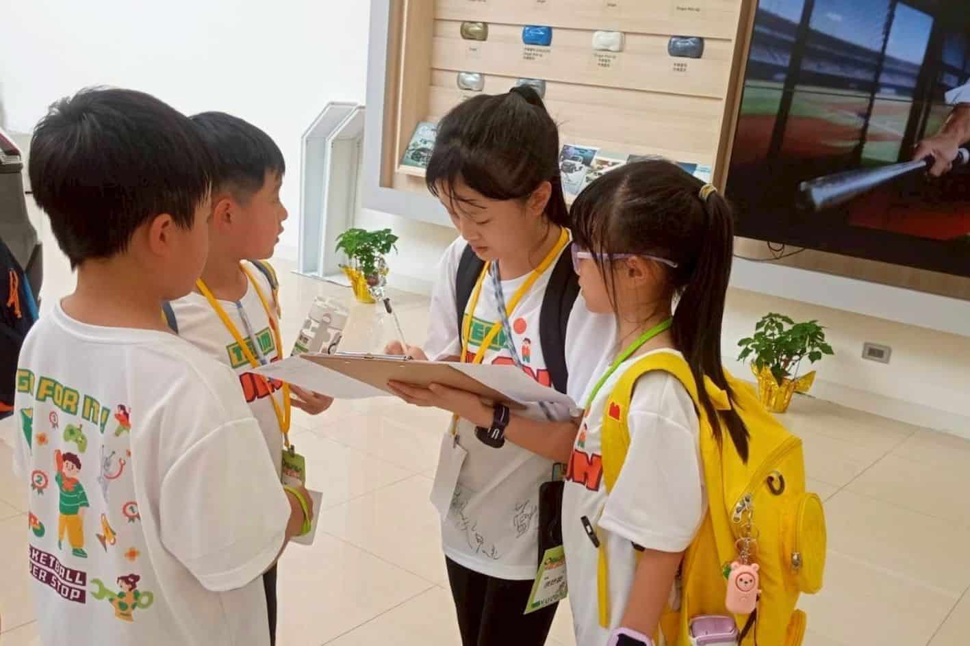 學員在裕隆城進行 SDGs 場域觀察與小組解題