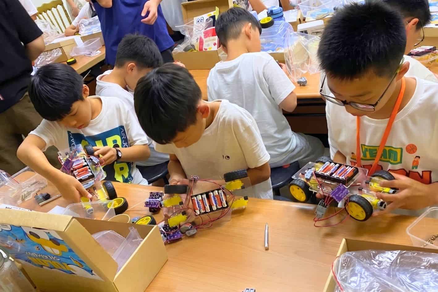 學員組裝電動遙控車並進行通電測試