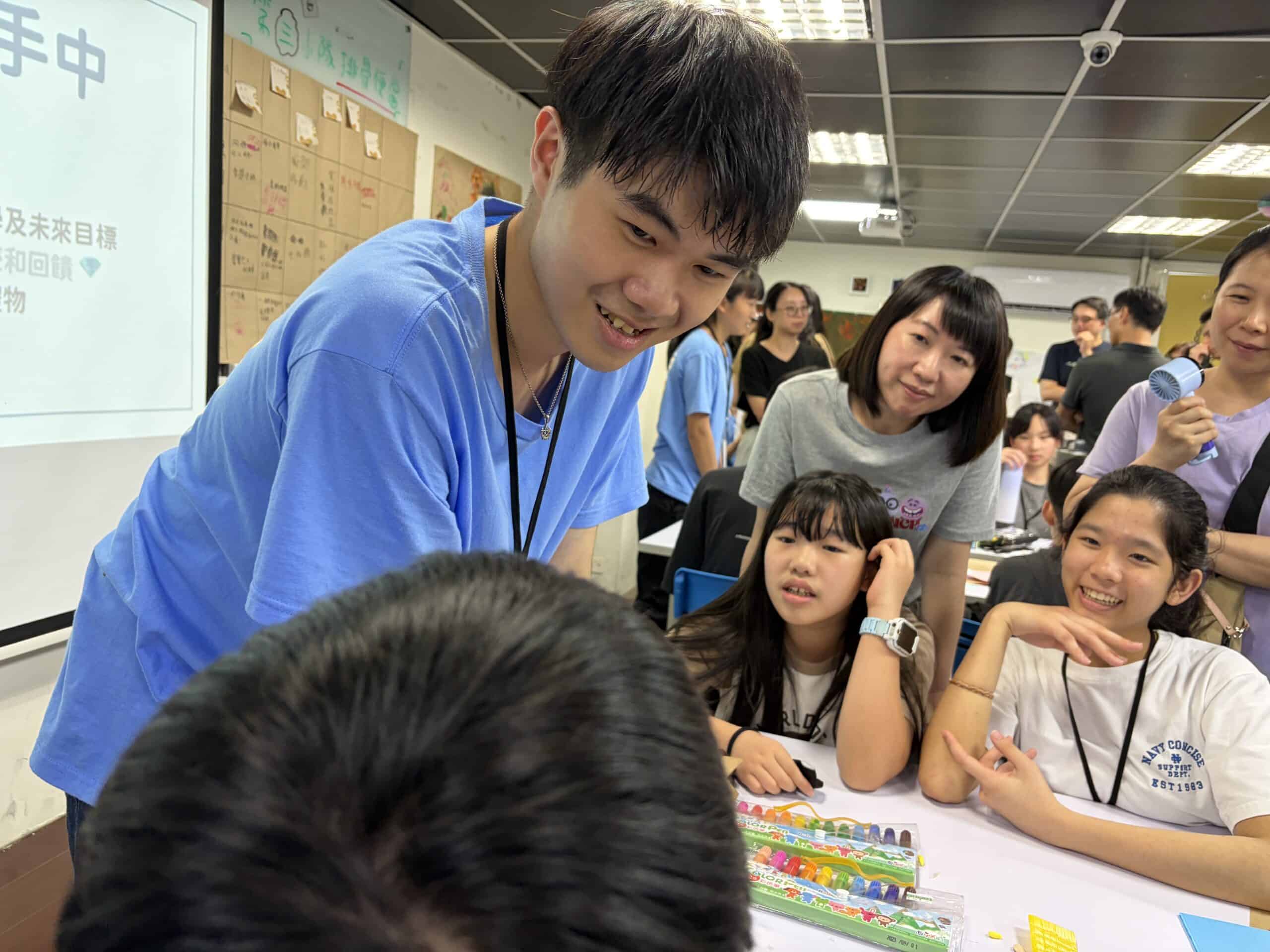 職掘引導員在活動現場與家長及孩子交流