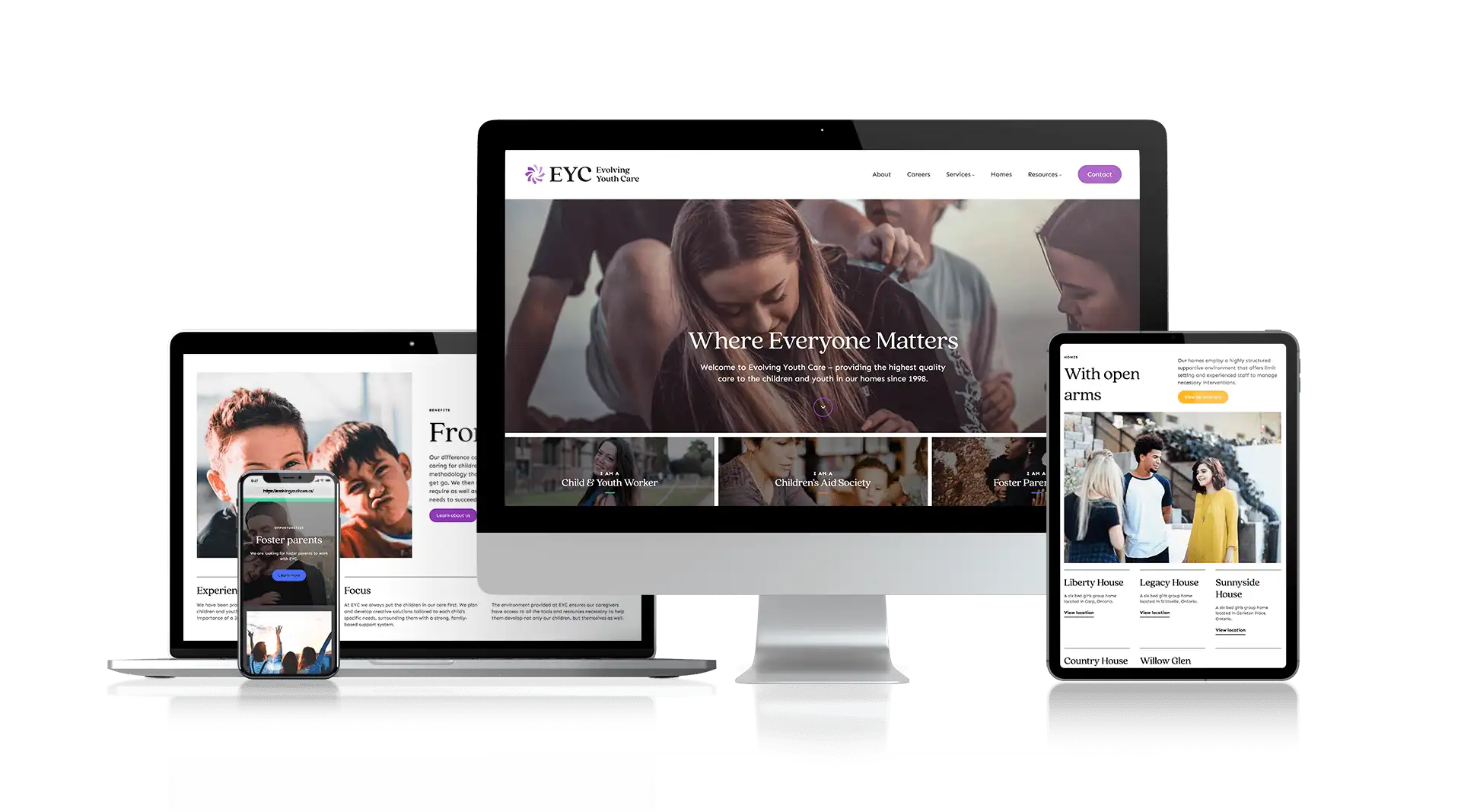 Imaginea arată o echipă de specialiști în web design și dezvoltare digitală.