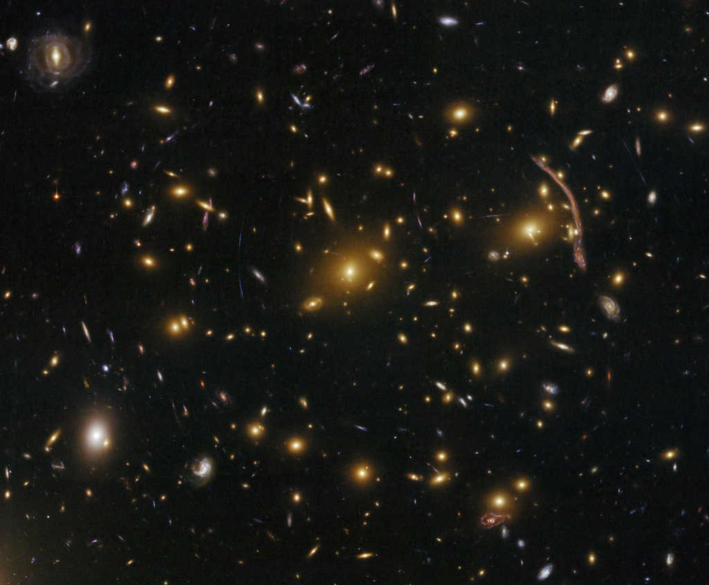 Gravitational_lensing_in_the_galaxy_cluster_Abell_370