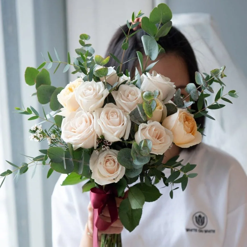 Delicate bride bridal bouquet, bunga tangan pengantin