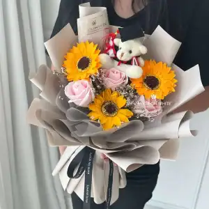 Cap & Bloom Bouquet -Graduation Flowers for Graduates