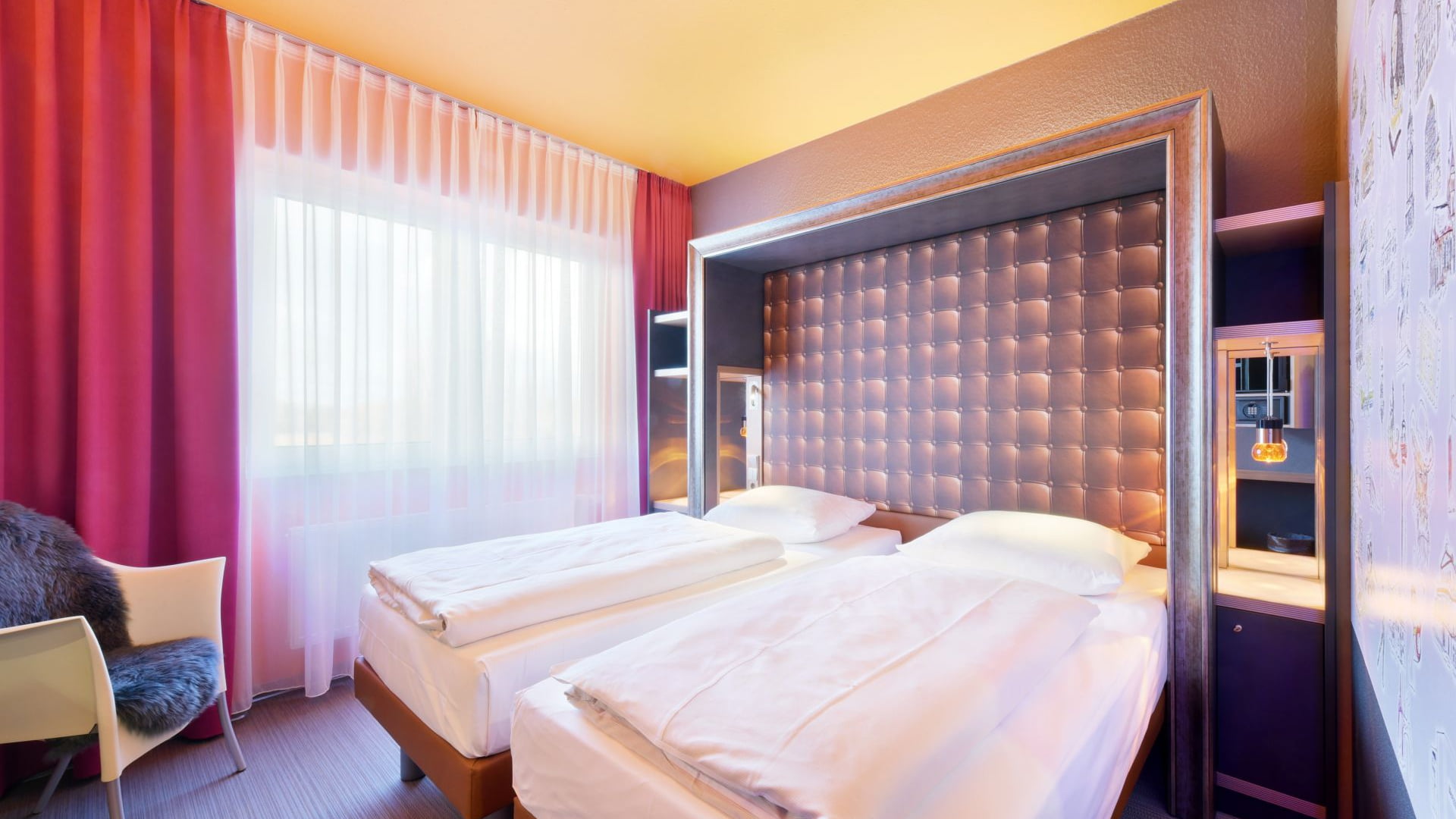 Einzelzimmer – Perspektive Bett und Fenster. Doppelbett aus zwei Einzelbetten, Nachttische, großes Fenster, Sessel, Laminat-Boden