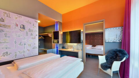 Familienzimmer-Variante: zwei Doppelzimmer mit Verbindungstür. Arbeitsplatz, TV, Minibar/Safe in Augenhöhe, offene Garderobe