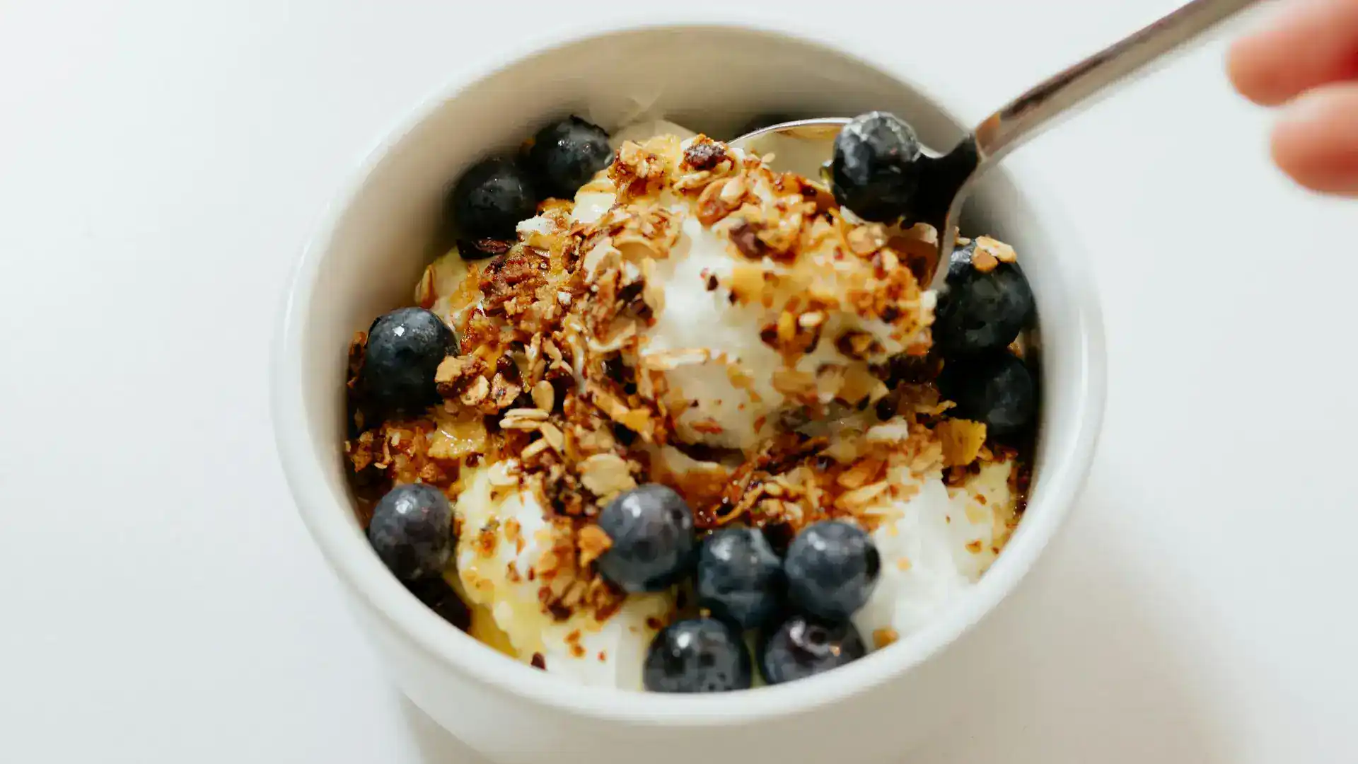 Müsli-Schale mit Granola, Joghurt und Blaubeeren.