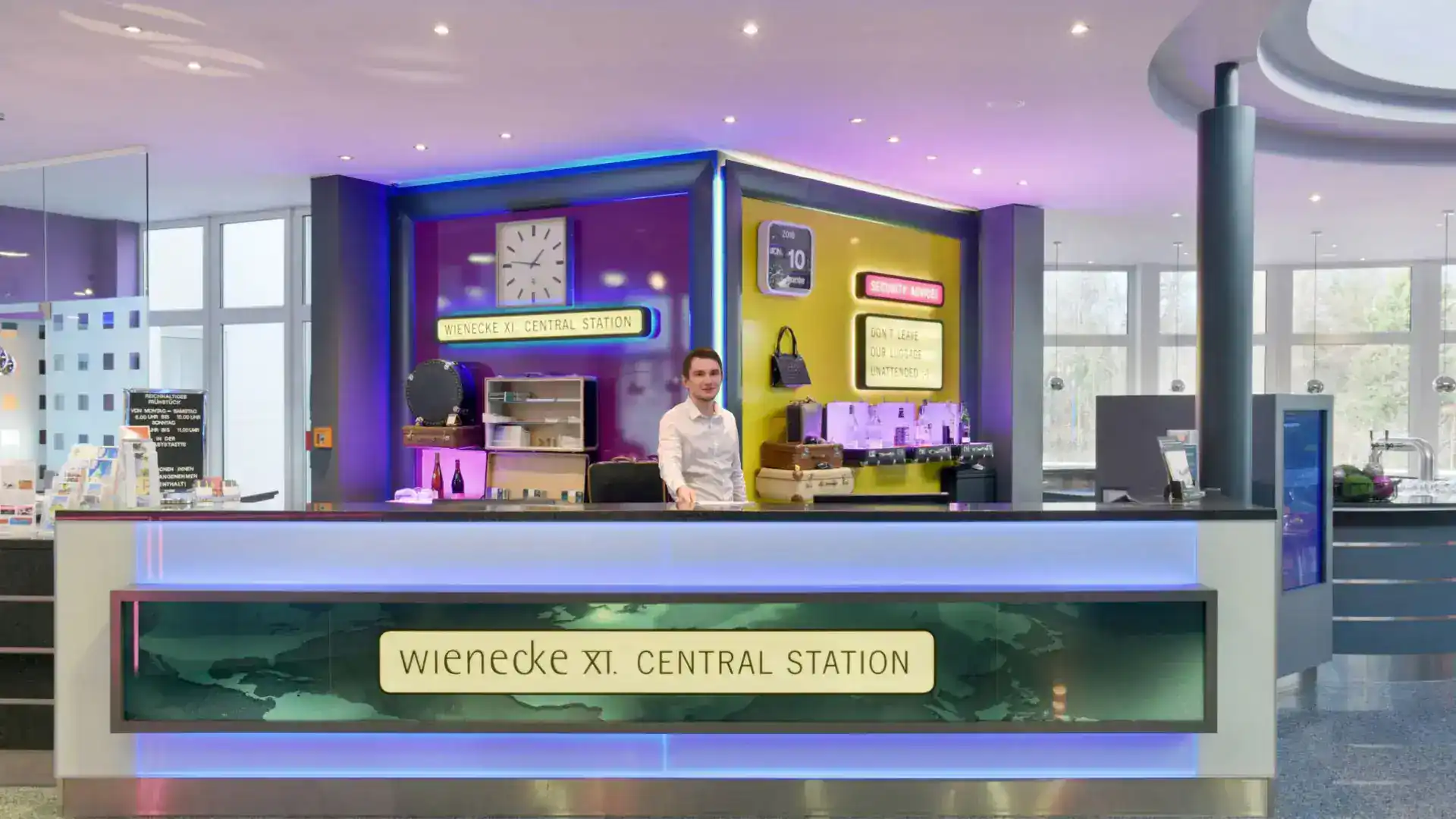 Hotel-Rezeption „Central Station“ mit seiner besonderen Licht- und Farbgestaltung, Mitarbeiter am Tresen