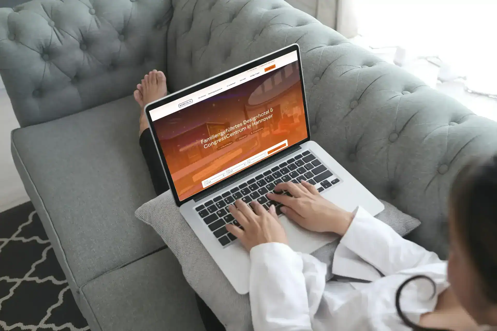 Entspannter Online Check-in vom Sofa: Hotel-Website auf Laptop geöffnet