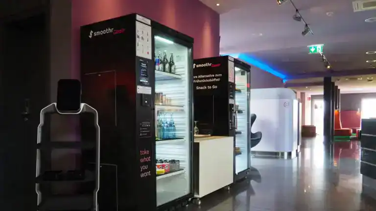 Moderne 24/7 Self-Service-Zone im Designhotel mit Service-Terminal und Snack-Automaten