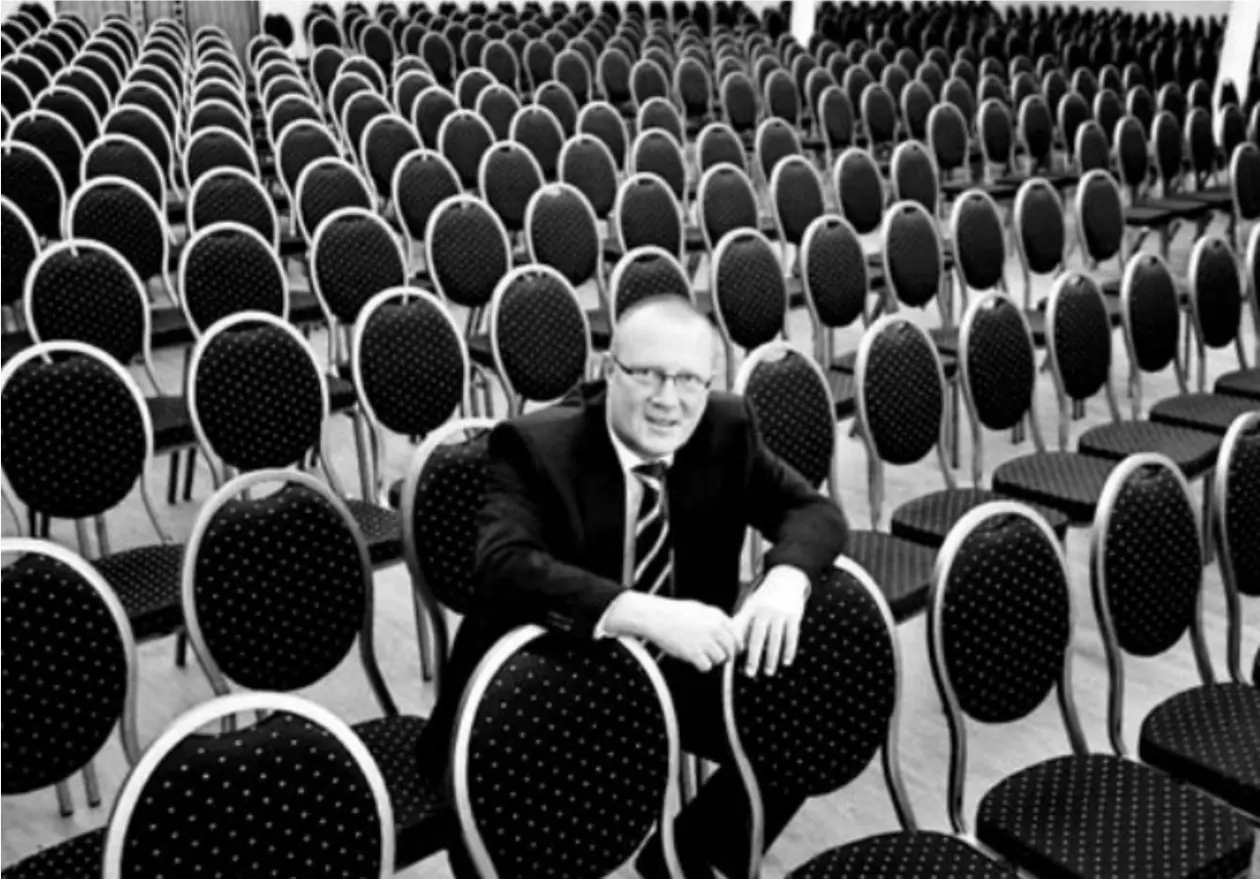 Historisches Foto: Geschäftsführer Andreas Wienecke im Hotel-Tagungsraum