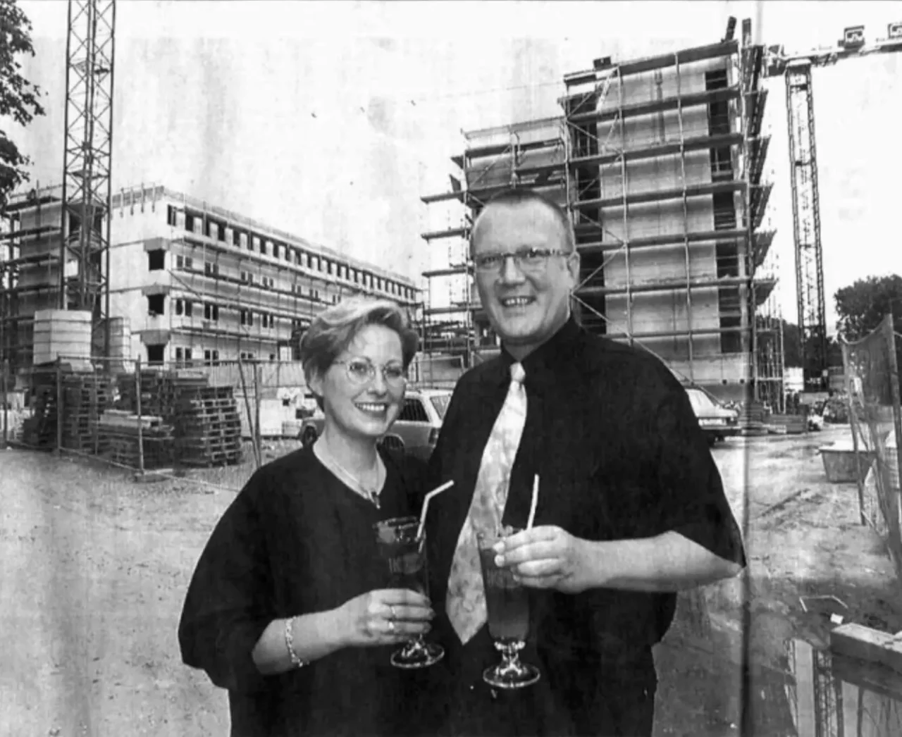 Andreas und Martina Wienecke feiern Baufortschritt des Designhotel Wienecke XI. vor Baustelle