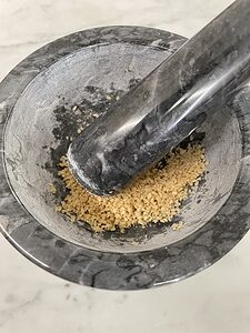 grind sesame seed in pestle and mortar