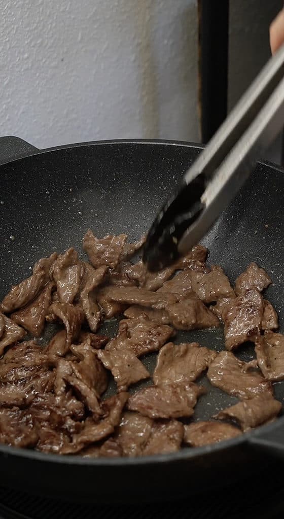 stir fry beef in the wok
