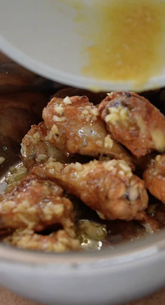pour the garlic butter into the wings