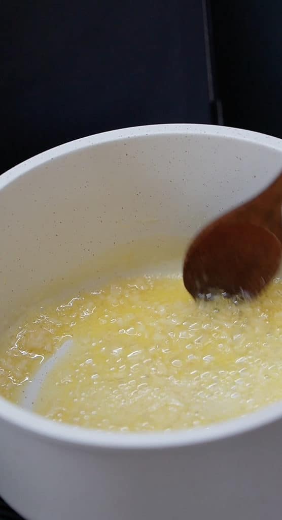 saute garlic in butter