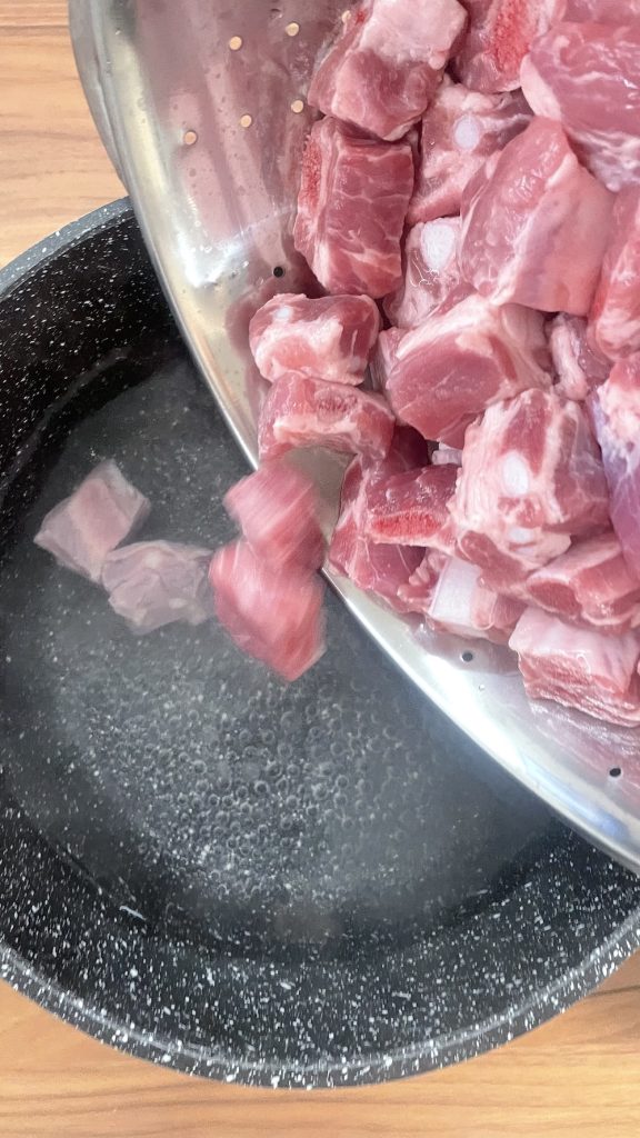 Blanch the porks