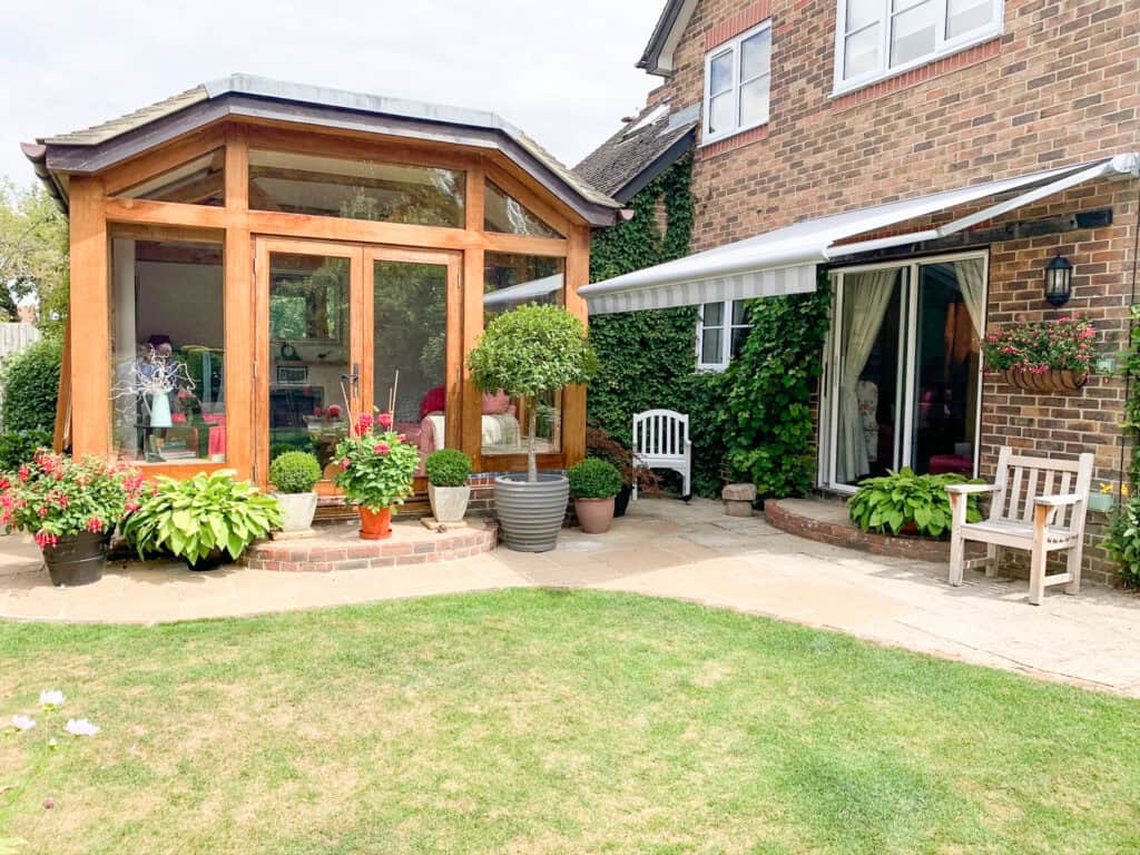 Motorised awning with automatic Somfy wind sensor protection