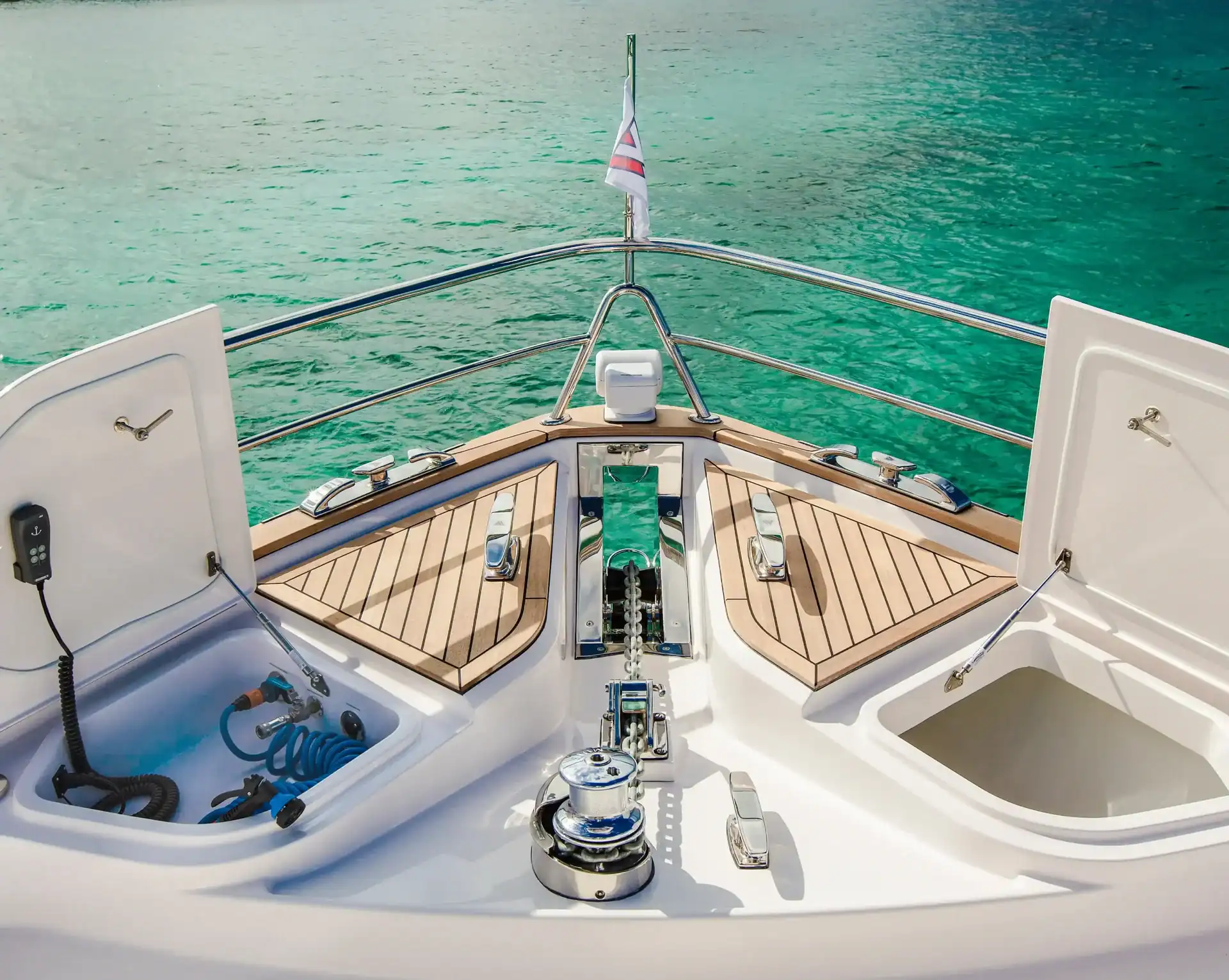 Storm Vertical Series Hero / Vertical Windlasses / Vertical Windlass Systems