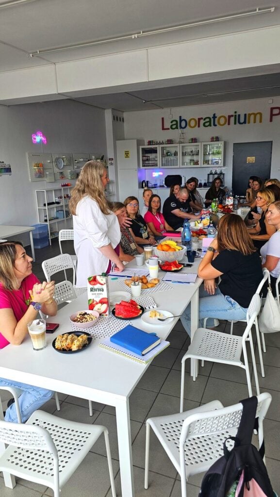 Nowy obraz przedstawiający grupę osób podczas szkolenia lub warsztatów w laboratorium, z naciskiem na zaawansowane badania naukowe, edukację i innowacje technologiczne – w centrum uwagi nowoczesny sprzęt laboratoryjny i naukowa atmosfera.