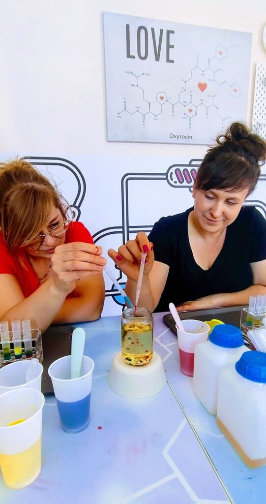 Analiza reakcji chemicznych, eksperymenty z olejami i wodorami, nauka o biochemii, laboratorium naukowe, edukacja chemiczna, innowacyjne badania, wizualizacja reakcji, nauka dla dzieci i dorosłych, laboratoria edukacyjne, chemistry experiments, Wittlab.