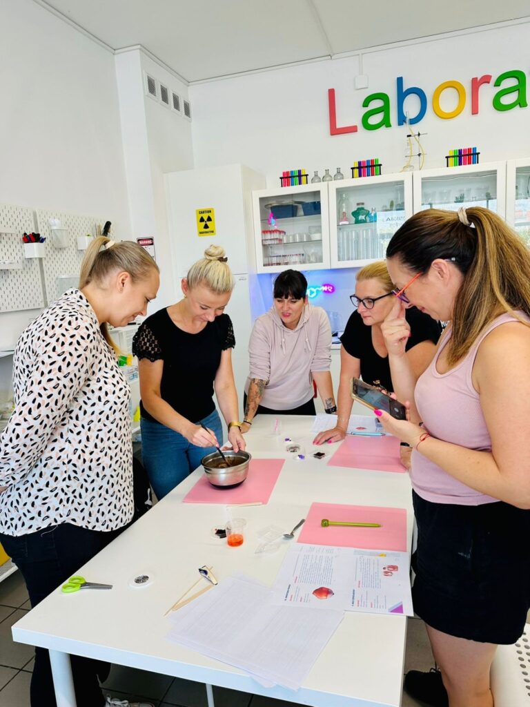 Kolorowa grupa kobiet pracujących w laboratorium, uczestnicy warsztatów kosmetycznych, badania naukowe, edukacja biologiczna, kreatywne zajęcia w profesjonalnym środowisku naukowym, Wittlab polskie laboratorium kosmetyczne.