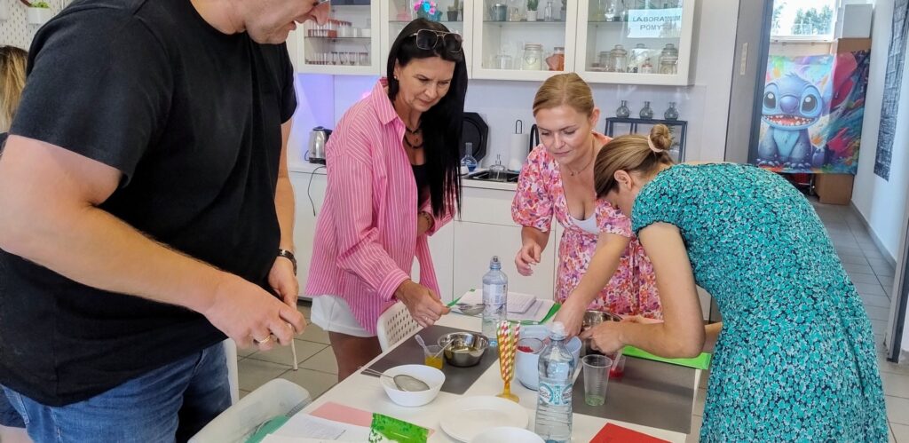 Lęk laboratoryjny, nauka eksperymentalna, warsztaty kuchenne, szkolenie kulinarne w laboratorium, grupa ludzi przygotowująca potrawy, nowoczesne zaplecze kuchenne, edukacja kulinarna, kreatywne eksperymenty w kuchni, pyszne dania, skills kucharza.