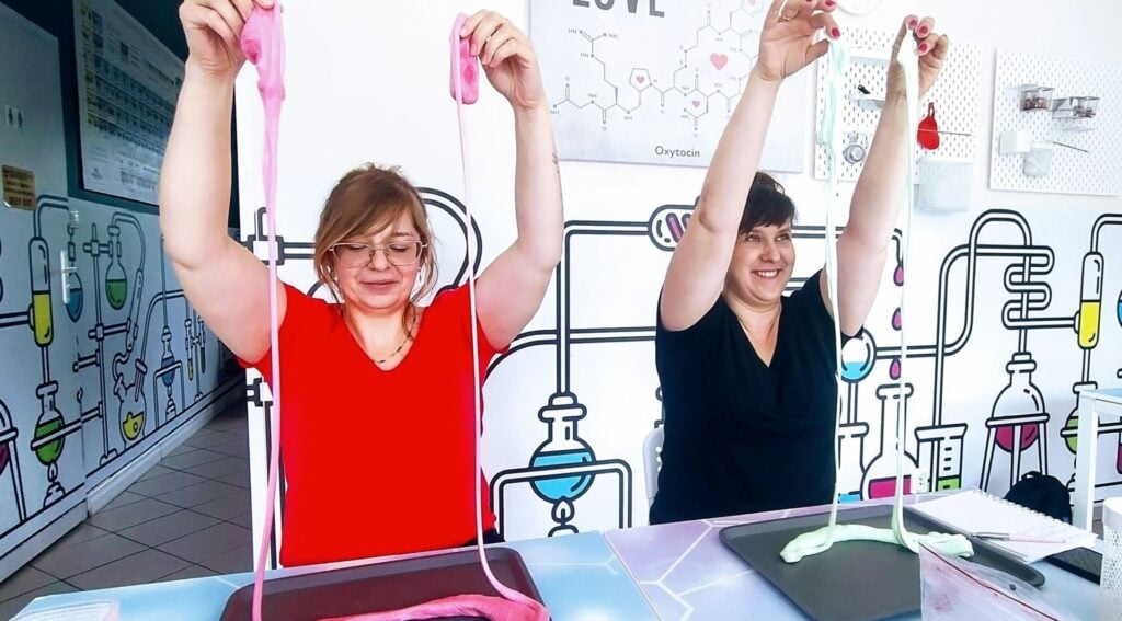 Kolorowe eksperymenty chemiczne w laboratorium edukacyjnym Wittlab, inspirujące zajęcia dla dzieci i dorosłych, rozwijanie ciekawości naukowej, edukacja chemiczna dla każdego.