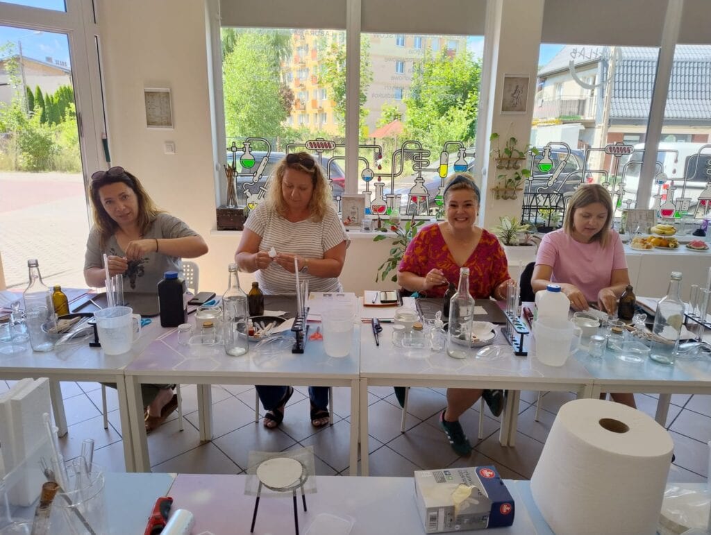 Laboratorium, warsztaty chemiczne, nauka dla kobiet, eksperymenty chemiczne, grupa dzieci i dorosłych podczas zajęć edukacyjnych w laboratorium chemicznym Wittlab.