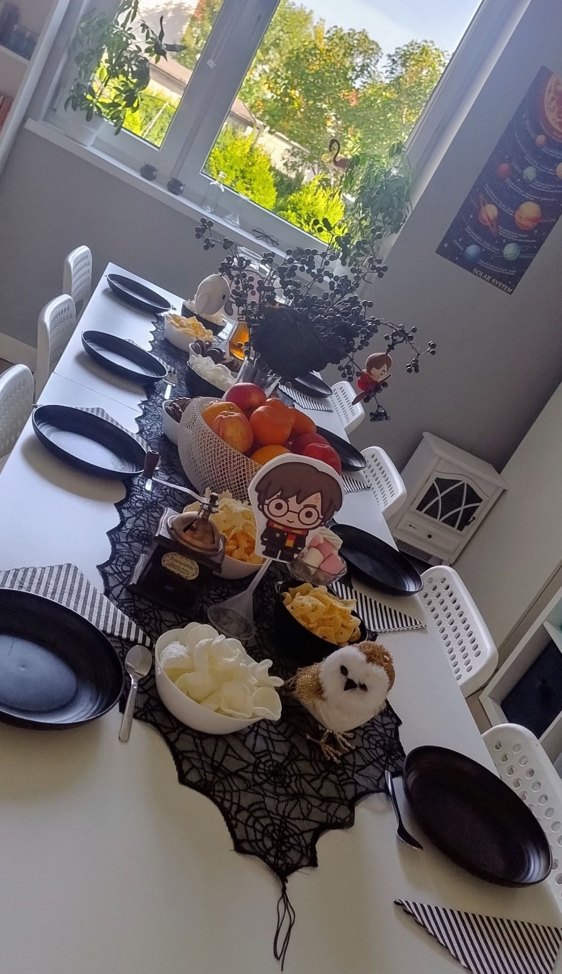 Kolorowa zastawa na halloween, dekoracje halloween na stole, urocze figurki i owoce podczas halloween, wystrój na halloween w domu, halloween party dekoracje i przekąski.